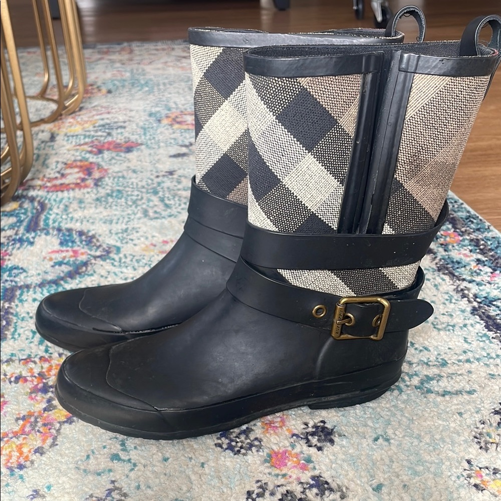 Women’s size 6 Burberry Black and plaid rain boots